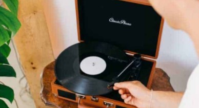 Retro platenspeler met speakers