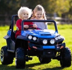 Kinderauto op accu buiten