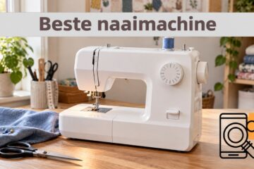 Illustratieve naaimachine op een werktafel met stof en naaigerei.