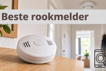 Illustratieve rookmelder met een tweede melder aan het plafond op de achtergrond.