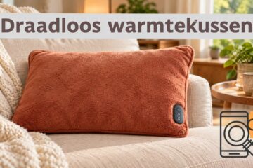 Illustratief draadloos warmtekussen op een stoffen bank.