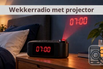 Illustratieve wekkerradio die de tijd op een slaapkamerwand projecteert.